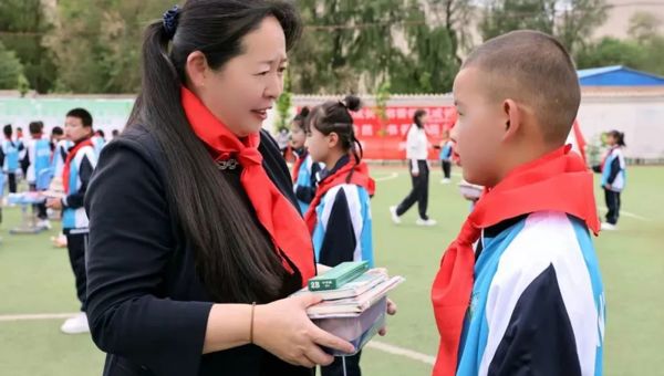 萨尔娜、张有强“六一”节前看望慰问少年儿童