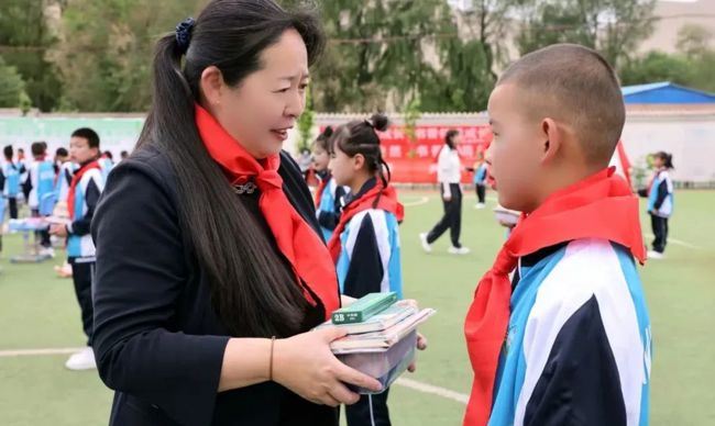 萨尔娜、张有强“六一”节前看望慰问少年儿童