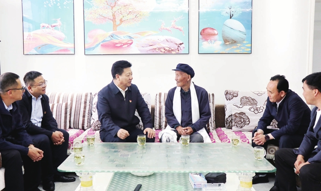 尕玛朋措走访慰问基层老党员和生活困难党员