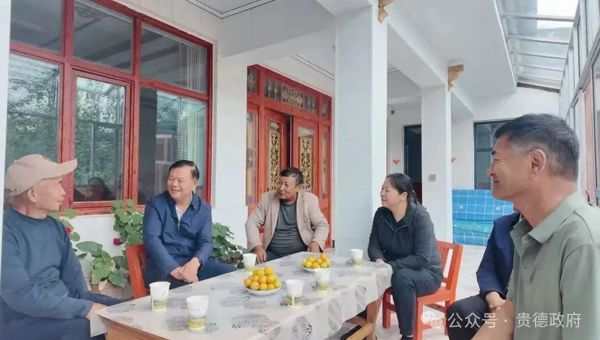 吕刚前往贵德县河东乡贡巴村传达赵乐际委员长在青海调研时的重要讲话精神