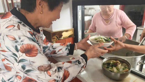 “小食堂”托起“大幸福”