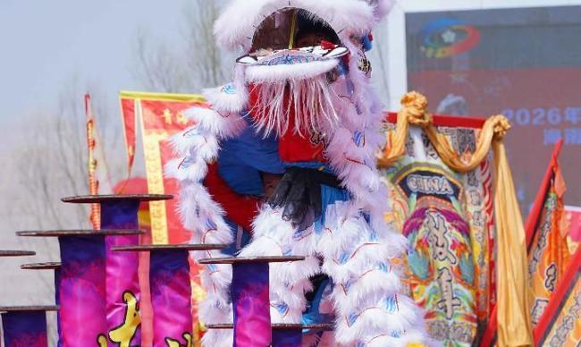 高原梨都年味浓 龙狮齐舞贺新春