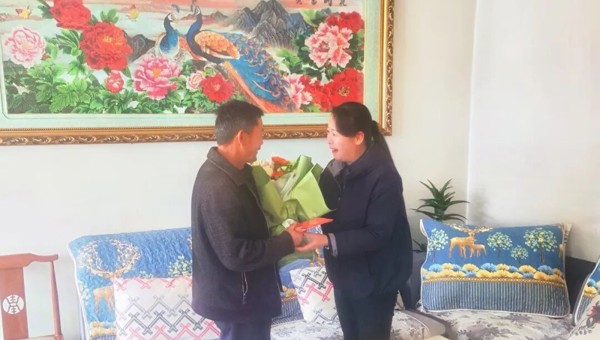 县委书记萨尔娜看望慰问劳动模范代表