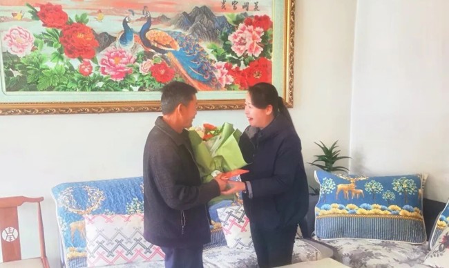 县委书记萨尔娜看望慰问劳动模范代表
