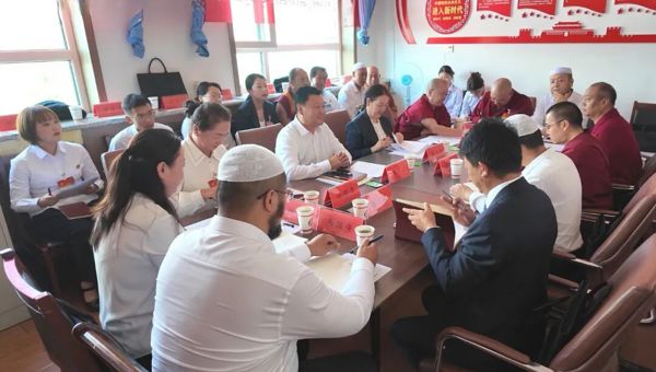 李正业参加县政协十一届一次会议分组讨论