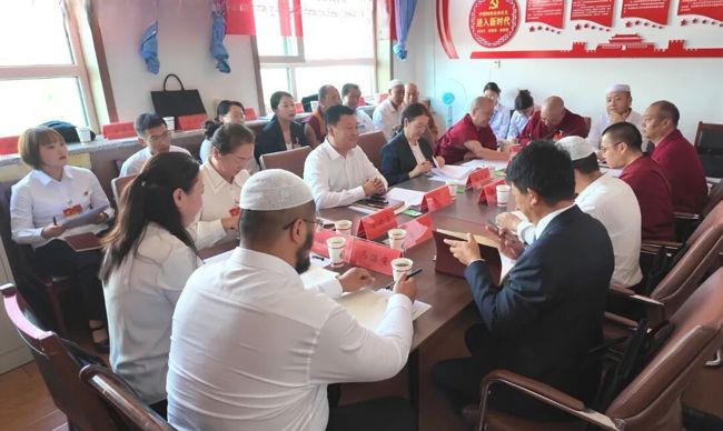 李正业参加县政协十一届一次会议分组讨论